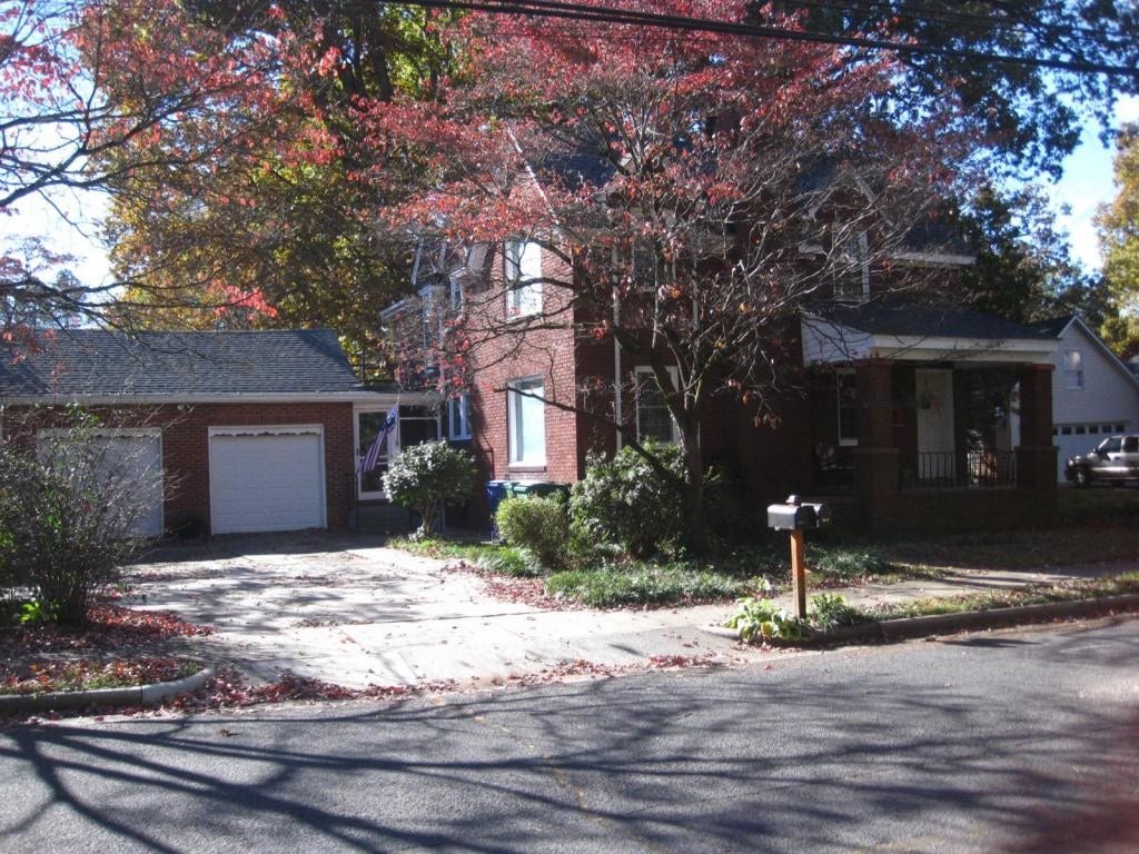 Building Photo - 754 Montgomery Ave