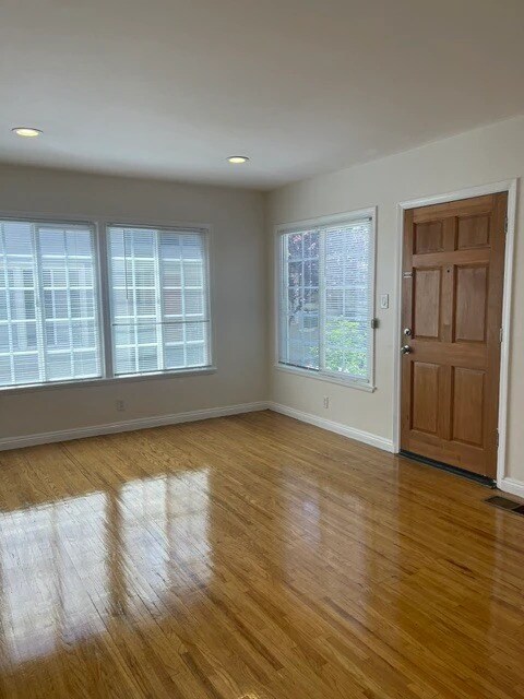 Foto del edificio - 536 N Van Ness Ave