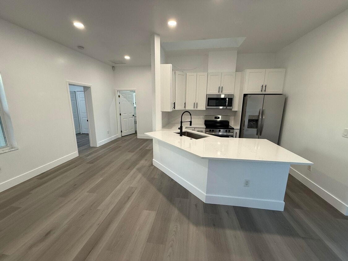 Foto principal - 11865 Ellison Wilson Rd