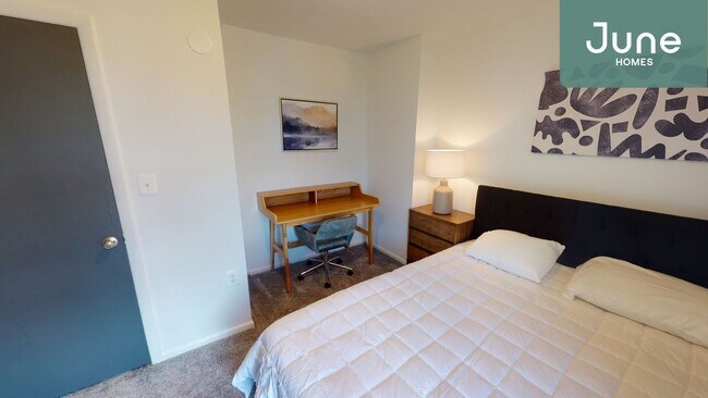 Building Photo - Full room in 5-bed/3.5-bath Home