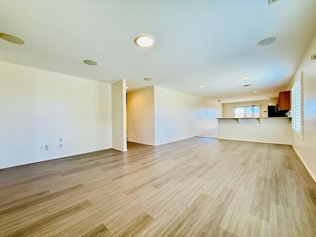 Building Photo - 44608 Avenida Linda