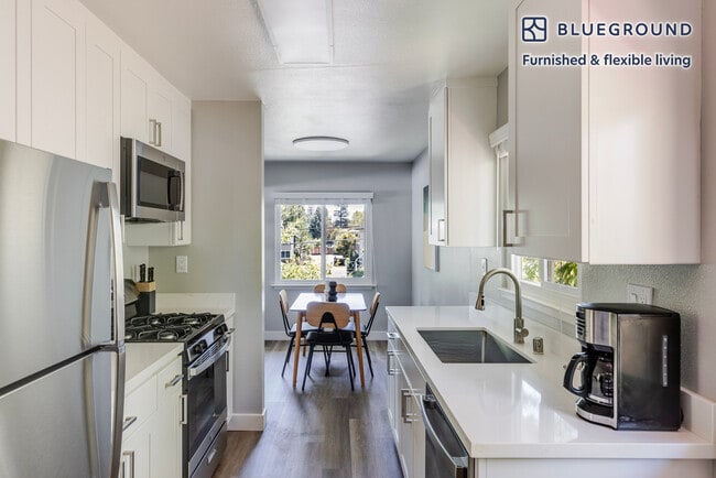 Building Photo - 838 Roble Ave
