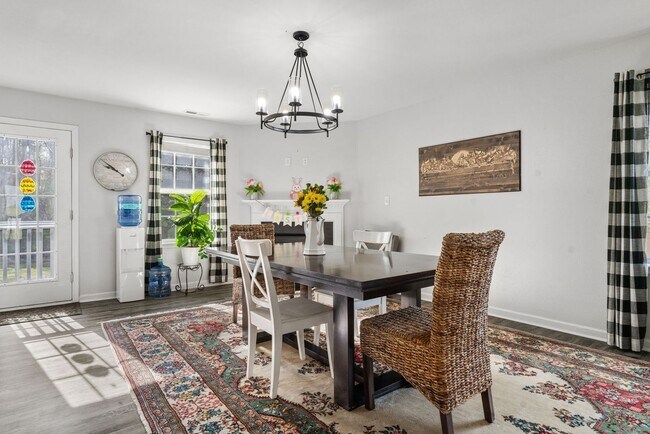 Building Photo - Beautiful Home on a Great Lot!