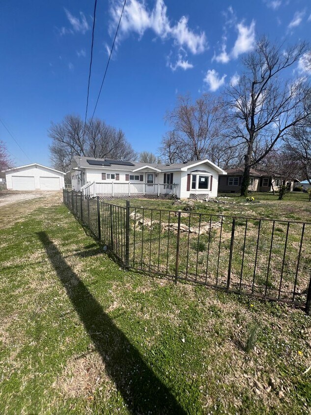 Primary Photo - 3 bedrooms/2 bathrooms with detached 2 car...