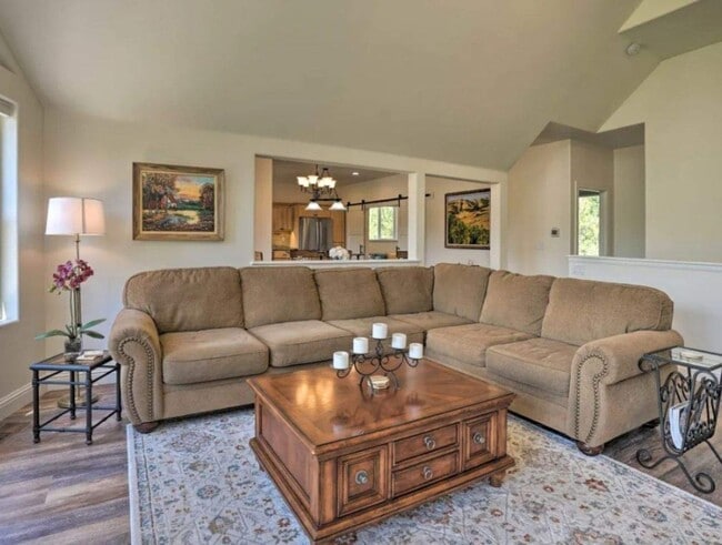 Building Photo - Beautiful home, 4 Bed, 3 Bath Home on 9.65 Acres