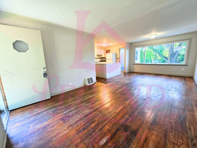 Building Photo - 3 Bedroom, 2 Bath Home with Bonus Room & Double Driveway