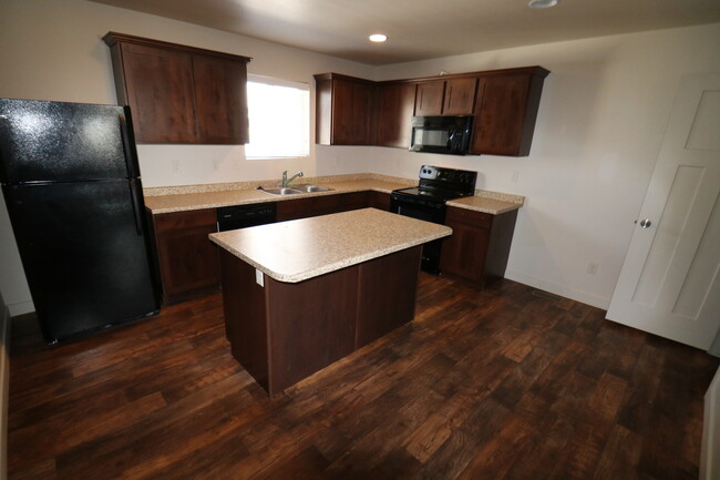 Building Photo - Beautiful 3 bed 2.5 bath townhome in Vineyard