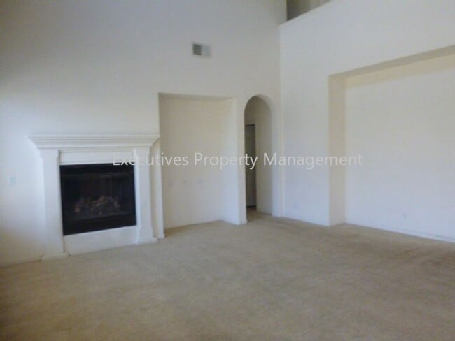 Foto del edificio - 717 Round Hill Dr