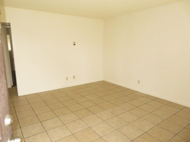 Foto del edificio - 2 Bedroom/1 Bath Apartment in Northern Oil...