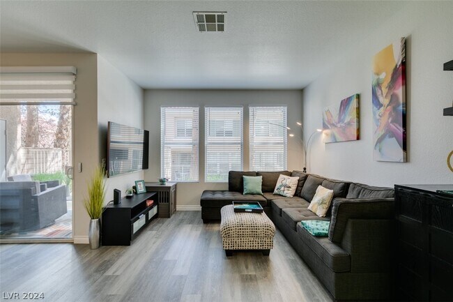 Foto del edificio - 251 S Green Valley Pkwy