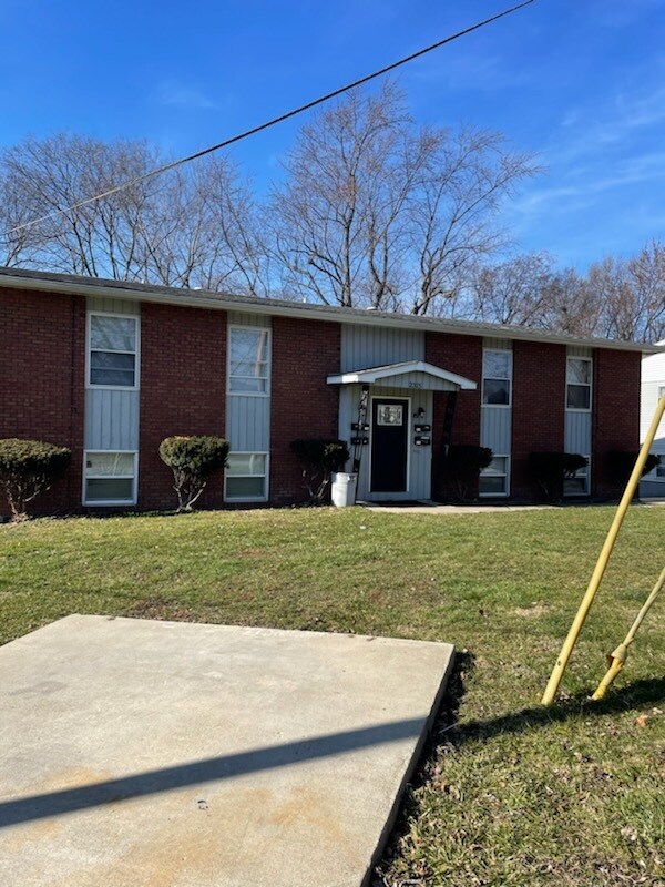Primary Photo - 2331 N Rosedale Ave