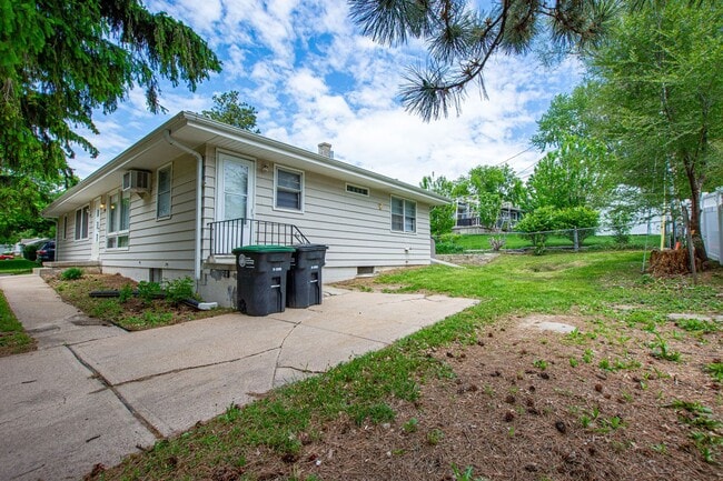 Building Photo - 2 Bedroom / 1 Bath Duplex with Private Basement and Washer/Dryer!