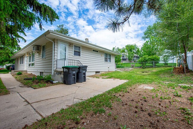 Foto del edificio - 2 Bedroom / 1 Bath Duplex with Private Basement and Washer/Dryer!