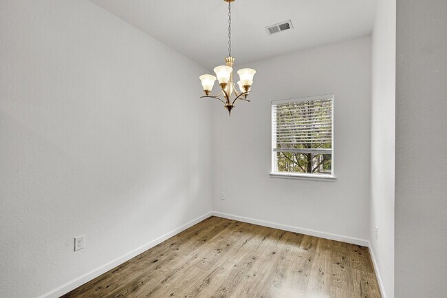 Building Photo - $2,350 - 3 Bed, 2.5 Bath Townhome in Comme...