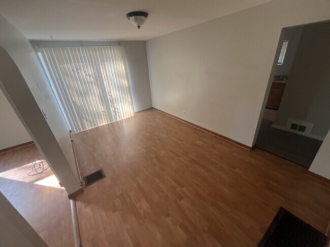 Building Photo - 2 Bedroom Townhouse Style