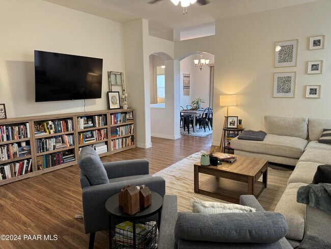 Foto del edificio - 5765 N Thornberry Dr