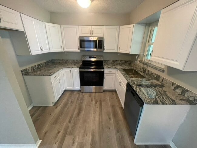 Foto del edificio - 1500 Wildrose Ln