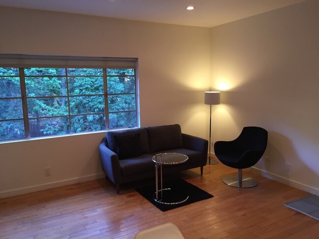 Foto del edificio - 8109 Willow Glen Rd