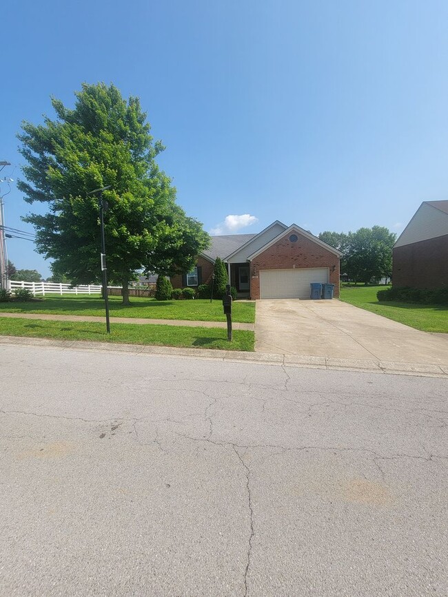 Building Photo - Three Bedroom House With Large Yard In She...
