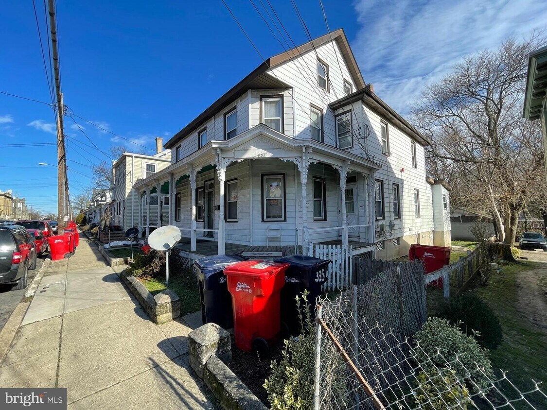 Primary Photo - 335 N Pearl St