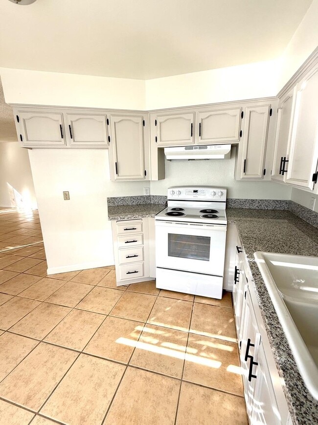 Building Photo - 3344 E Sierra Madre Ave