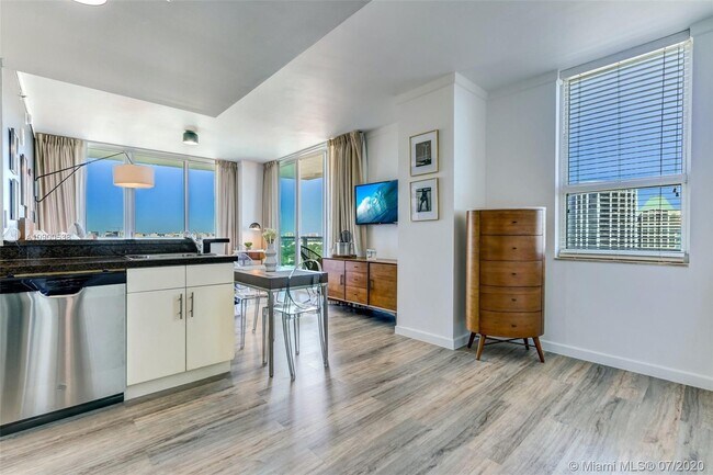 Foto del edificio - 2889  Mcfarlane Rd 1610 Miami Fl 33133