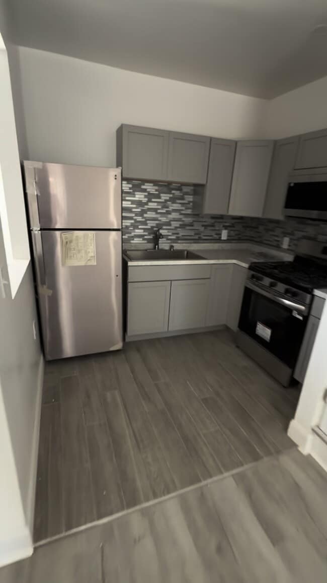 Building Photo - 415 S 10th St