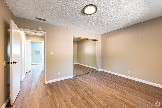 2 habitaciones, 1 baño - 825 pies cuadrados - Dormitorio principal - Mayfield Park