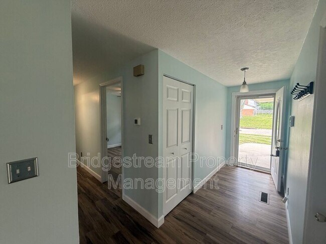 Foto del edificio - 7611 Blossomview Ct