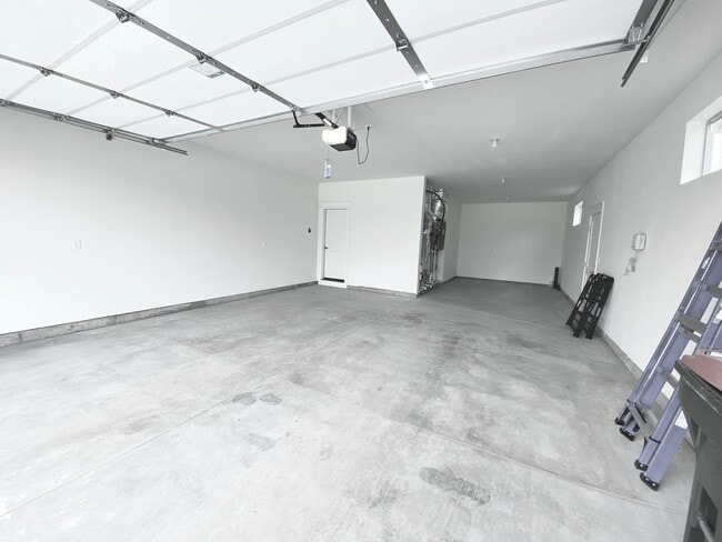 Foto del edificio - Beautiful Custom 6 Bedroom (2 Primary Bedr...