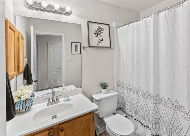 Building Photo - Charming 3-Bedroom Home in a Convenient Lo...