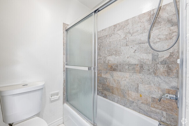 1BR, 1BA - 1,000SF - Bathroom - Gramercy Place