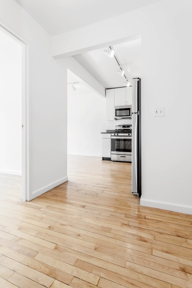 Building Photo - 190 E 7th St