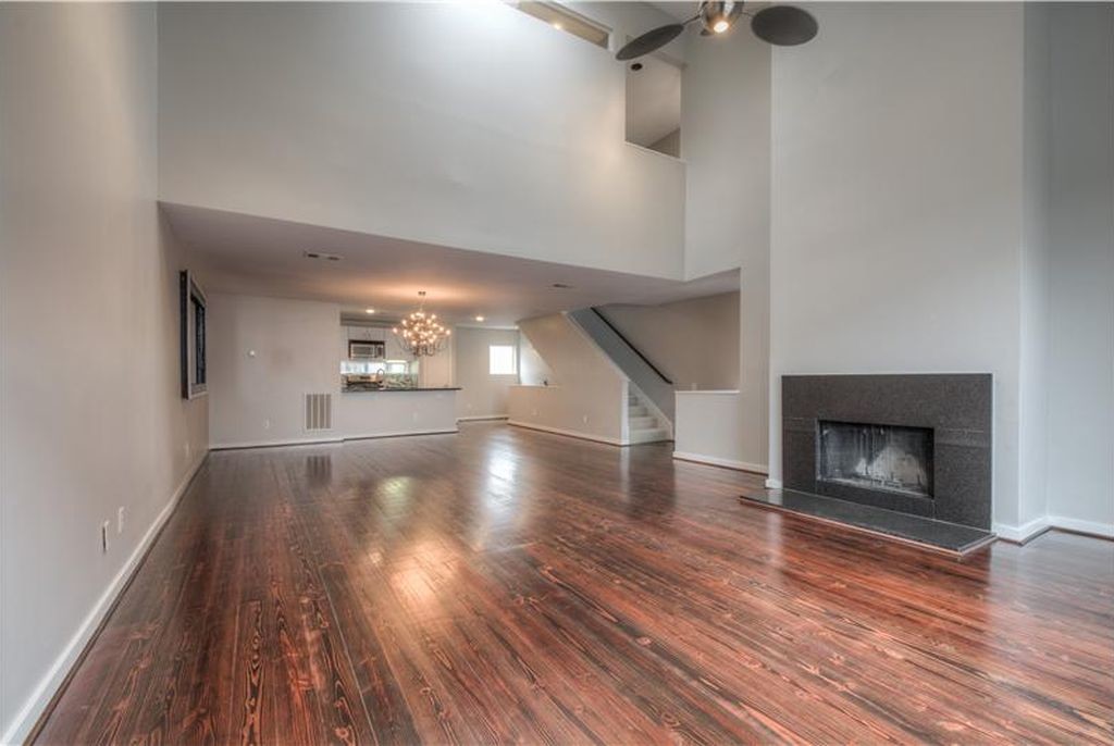 Huge Living Area- High Ceilings! - 2710 Shelby Ave