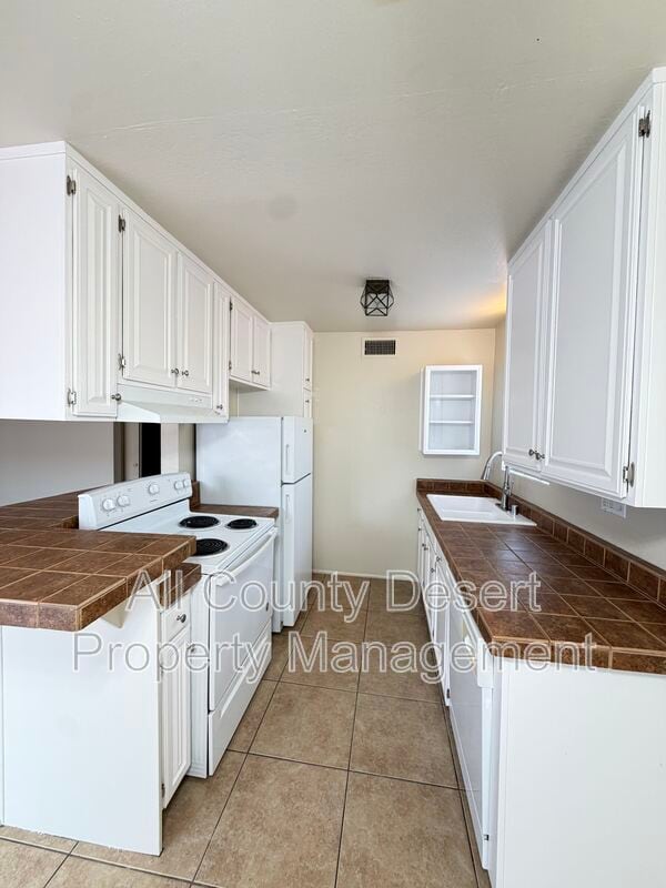 Building Photo - 550 El Cielo Rd