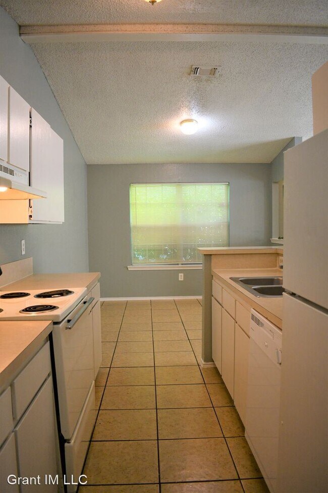 Building Photo - 2704-2706 Rustic Forest Rd