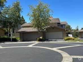 Building Photo - 10 Pyrola Ln