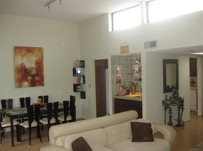 Foto del edificio - 441 E San Jose Ave