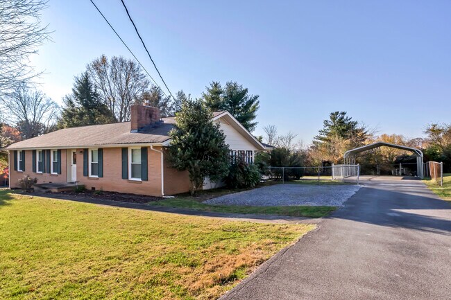 Building Photo - 709 Lakeview Dr