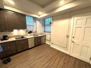 Building Photo - 10 Otis Pl