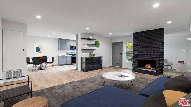 Foto del edificio - 2021 N Beachwood Dr