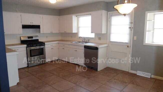 Building Photo - 3103 W Silverleaf St