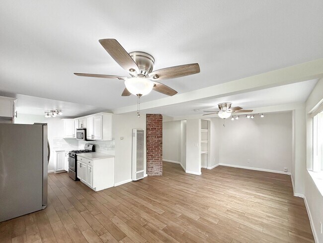 Building Photo - Charming 3BD/1BA Condo in University Heigh...