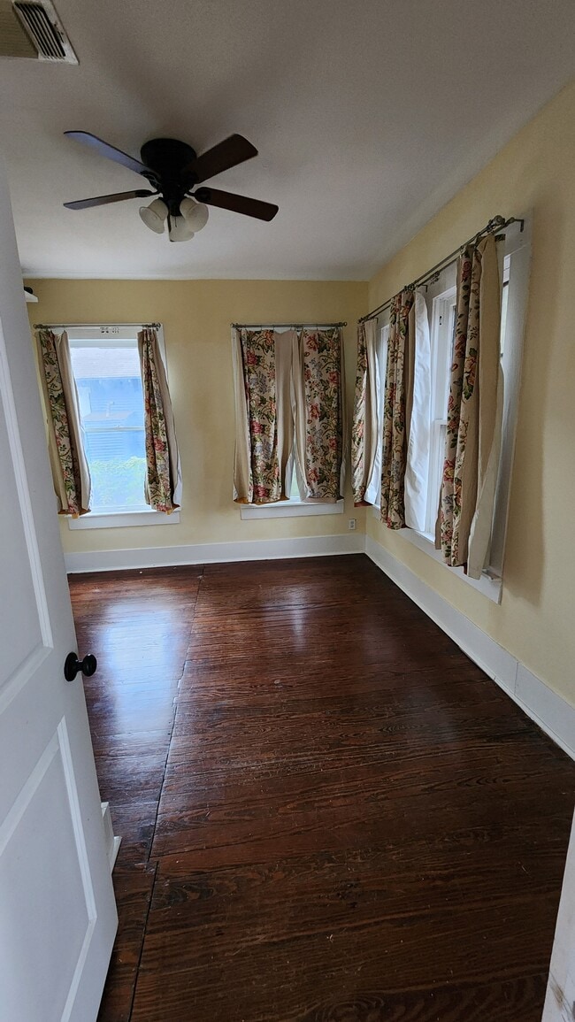 Building Photo - 946 W Gramercy Pl