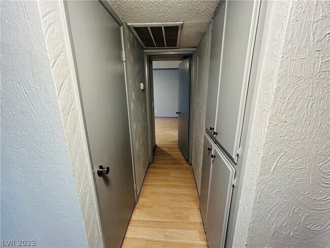 Building Photo - 1405 Vegas Valley Dr