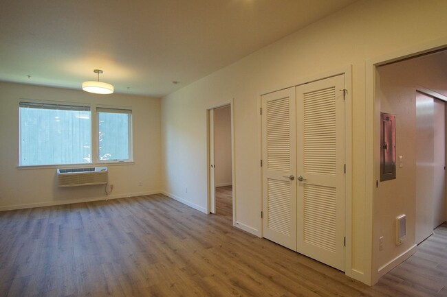 Building Photo - Modern, Spacious 2Bdr w/Condo-Grade Finish...