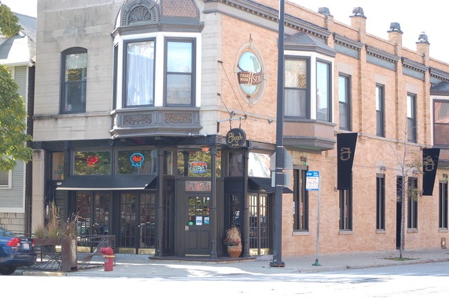 Building Photo - 1944 N Oakley Ave