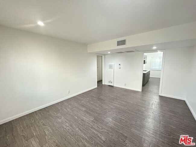 Foto del edificio - 10231 Darby Ave