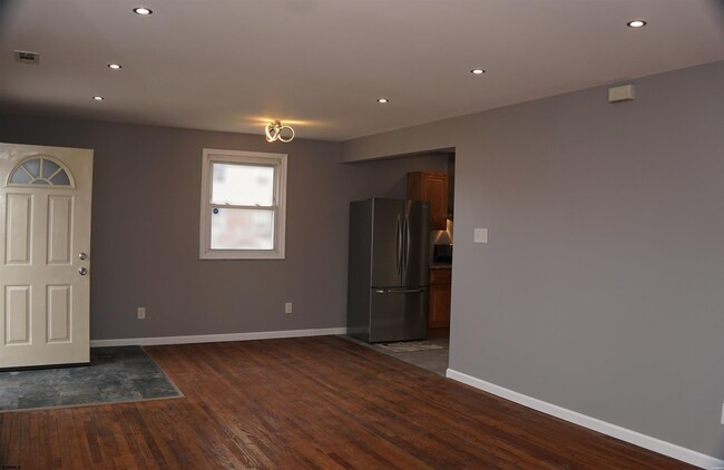 Building Photo - 2115 Hamilton Ave
