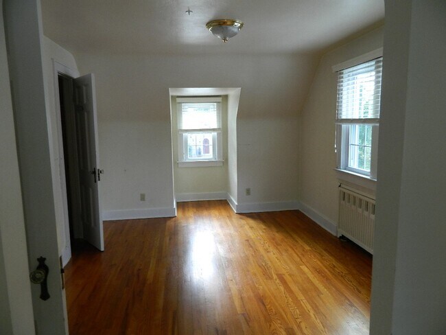Building Photo - 1117 Chelsea Ave